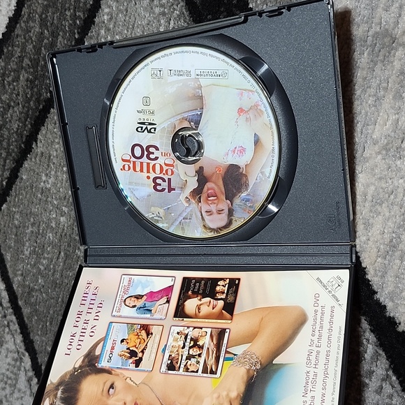 13 GOING ON 30 SPECIAL EDITION & 13 GOING ON 30 FUN & FLIRTY EDITION DVD BUNDLE - Picture 7 of 13